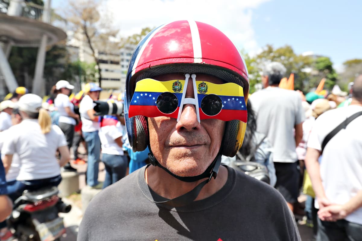Juan Guaidón kannattaja on sonnustautunut punaiseen kypärään Venezuelan Caracasissa 4. maaliskuuta.
