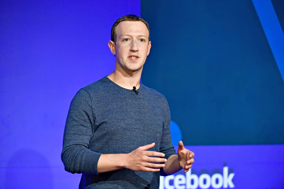Mark Zuckerberg pitämässä puhetta lehdistötilaisuudessa Pariisissa.