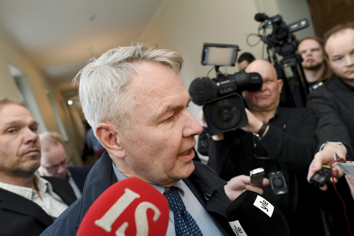 Vihreiden puheenjohtaja Pekka Haavisto median ympäröimänä eduskunnan käytävällä Helsingissä 8. maaliskuuta.