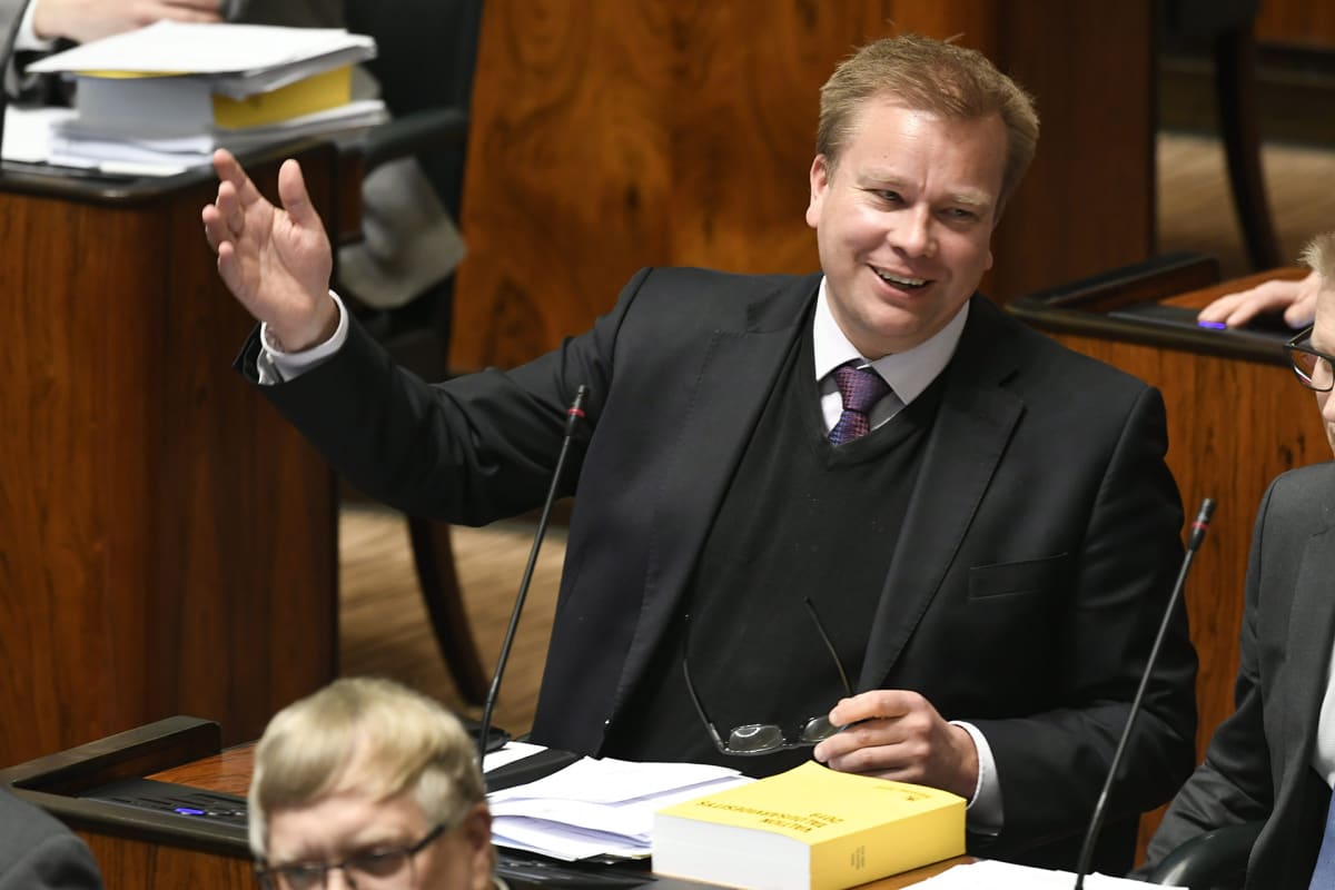 Keskustan eduskuntaryhmän puheenjohtaja Antti Kaikkonen eduskunnan täysistunnossa Helsingissä 8. maaliskuuta