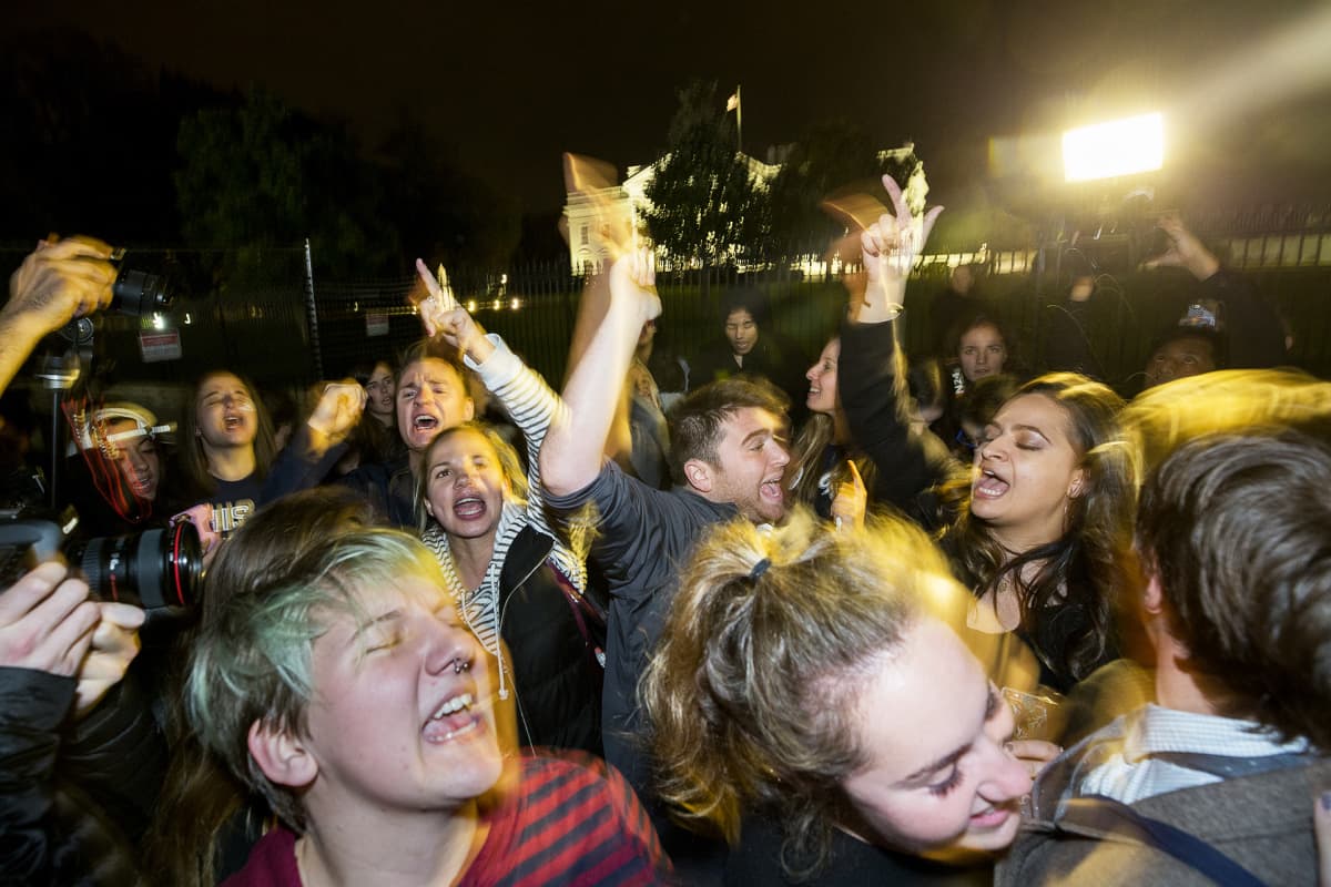 Hillary Clintonin kannattajia Valkoisen Talon edustalla marraskuussa 2016.