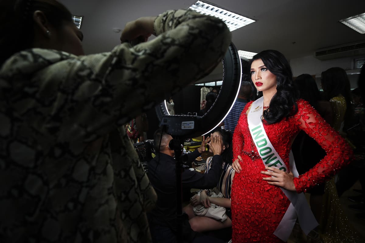 Indah Cheryl poseeraa kuvaajalle transnaisten Miss International Queen 2019 -kauneuskilpailussa.