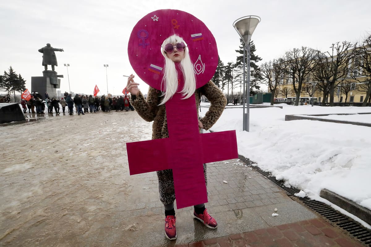 Kansainvälisen naisten päivän tapahtuman osallistuja Pietarissa Venäjällä torstaina 8. maaliskuuta.