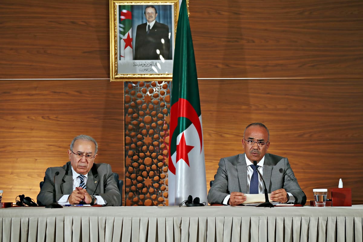 Algerian tuore pääministeri Noureddine Bedoui kuvassa oikealla ja pääministeri Ramtane Lamamra vasemmalla.