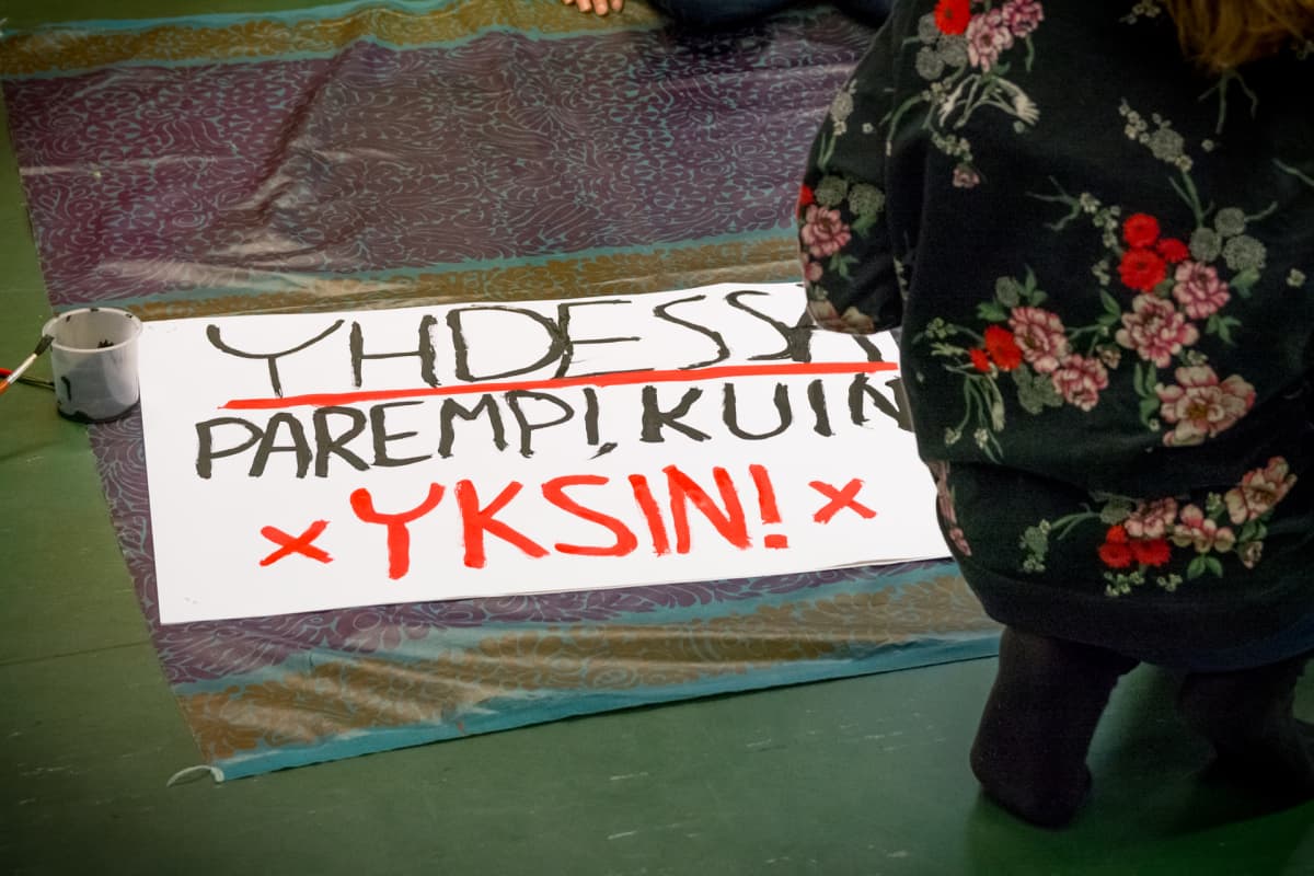Koululaisia valmistamassa kylttejä ilmastolakkoa varten Pohjois-Hervannan koululla Tampereella