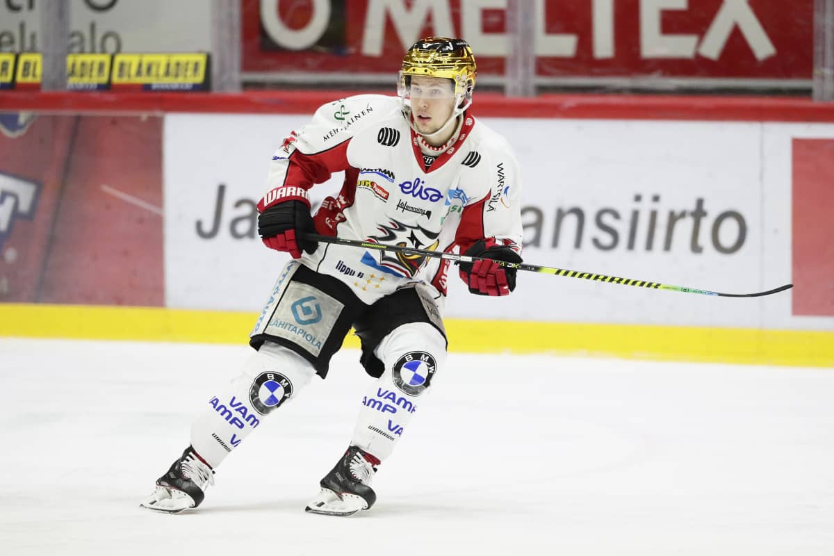 Vaasan Sportin Antti Kalapudas jäällä.