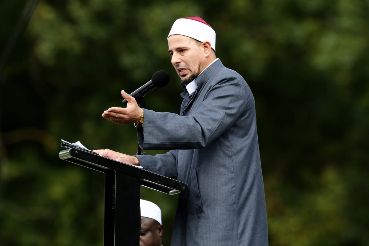 Imaami Gamal Fouda johti rukousta Hagleyn puistossa.