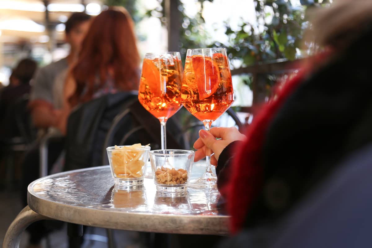 Aperol spritziä laseissa.