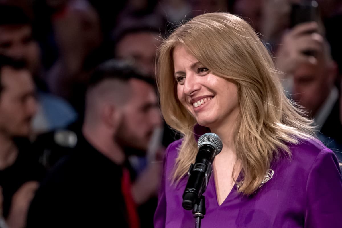 Zuzana Čaputová puhui toimittajille vaalitilaisuudessaan lauantaina.