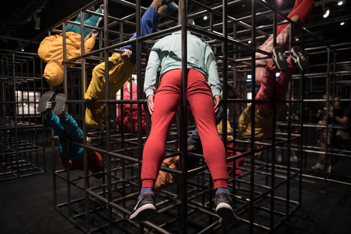 Tanssijat toteuttivat itävaltalaistaiteilija Willi Dornerin teoksen näyttelyssä nimeltä 'Multisensory Exhibition Urban Playground' Hong Kongissa 26. maaliskuuta.