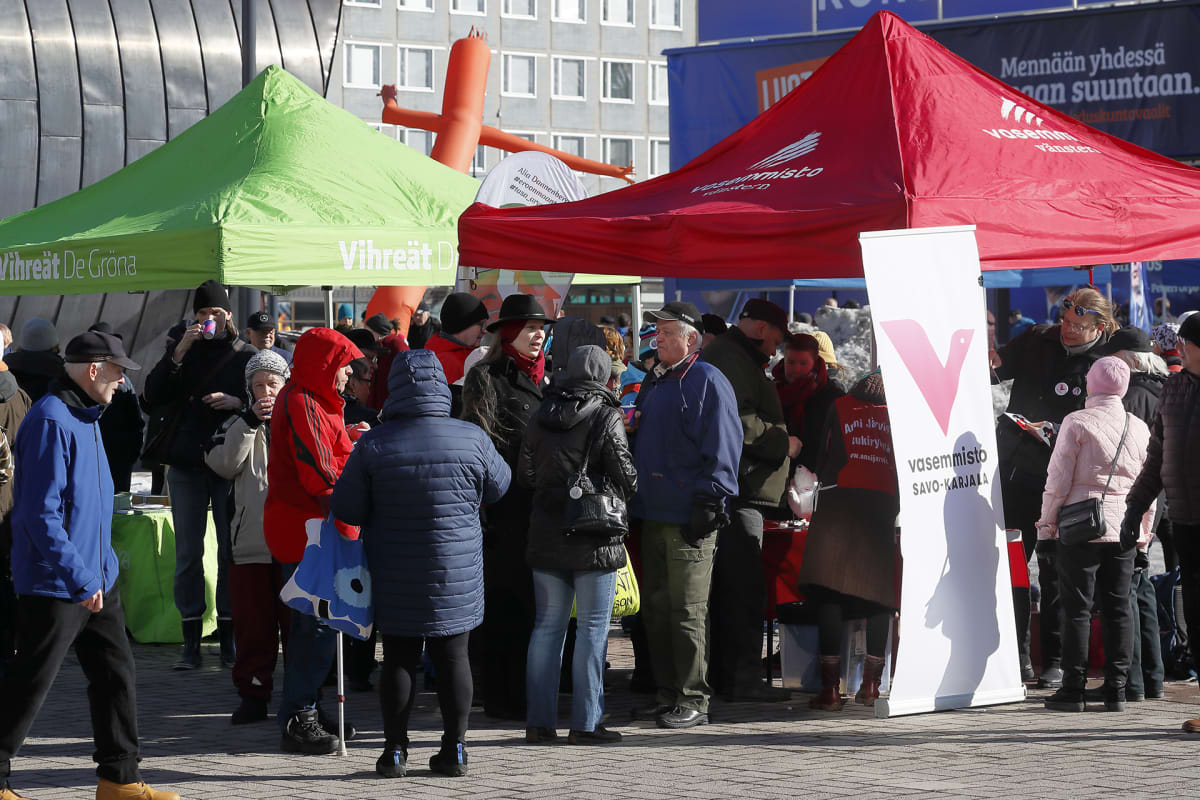 Vaalikampanjointia Joensuussa 30. maaliskuuta.