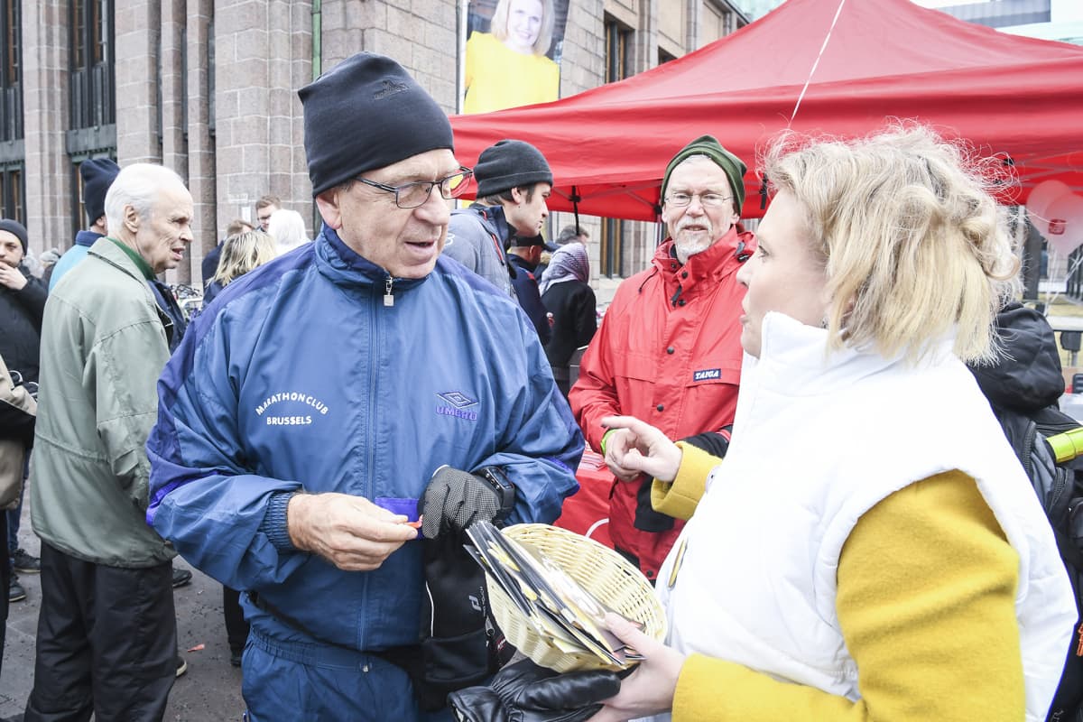 Erkki Liikanen ja Pilvi Torsti kampanjoimassa Helsingissä 15. maaliskuuta.