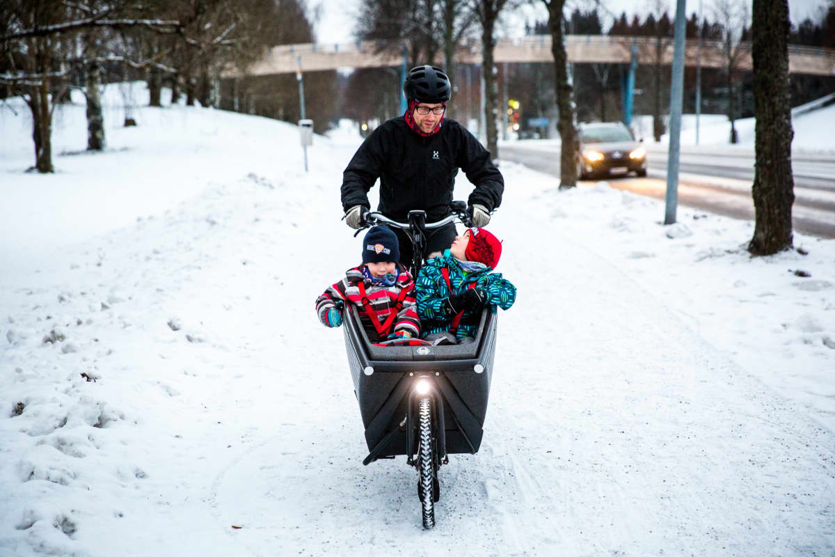 Jari Klinga ja lapset laatikkopyöräilemässä