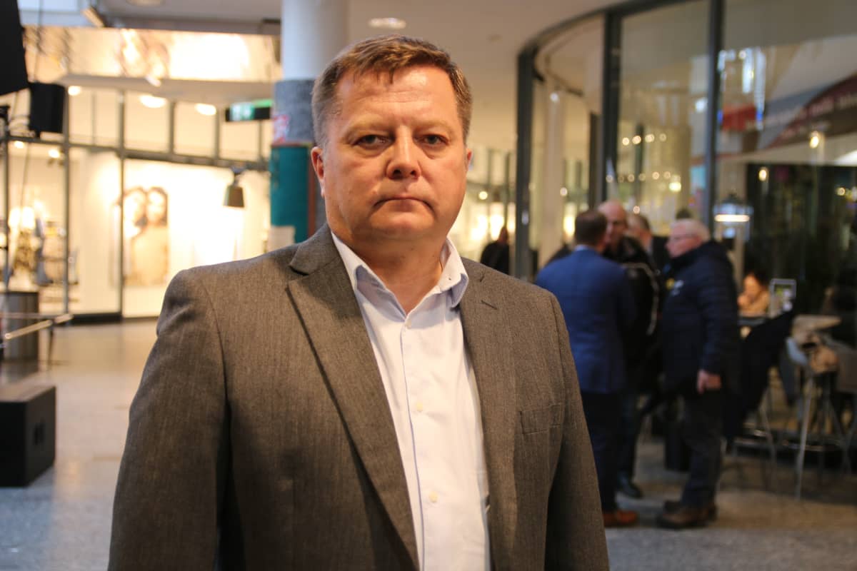 Markus Mustajärvi (vas)