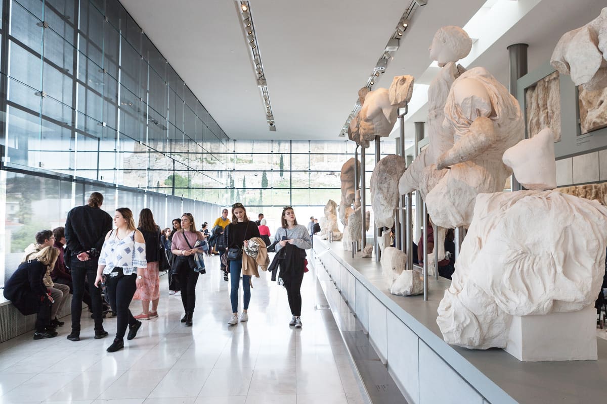 Kymmenen vuotta toimineessa Akropoliin museossa on ollut 14 miljoonaa kävijää. Museo tarjoaa kävijöiden mukaan ihanteelliset puitteet Parthenonin veistosten palauttamiselle.
