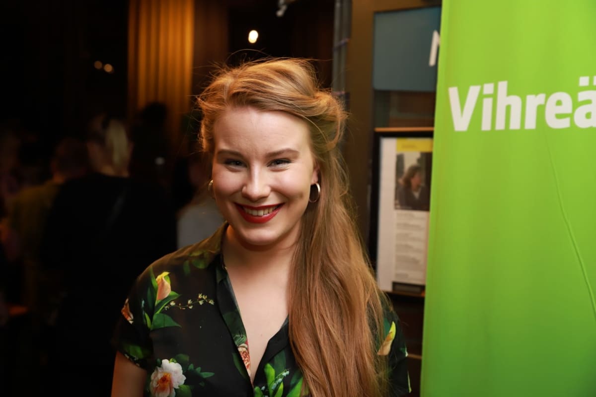 Iiris Suomela vihreiden vaalivalvojaisissa Tampereen Kehräsaaressa.
