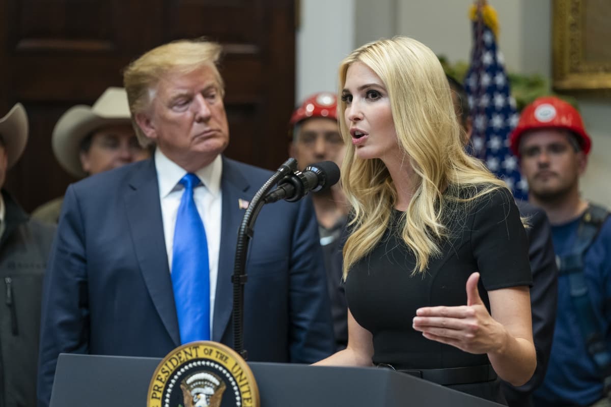 Ivanka Trump ja isä Donald Trump puhuivat 5G-verkoista Valkoisessa talossa 12. huhtikuuta.