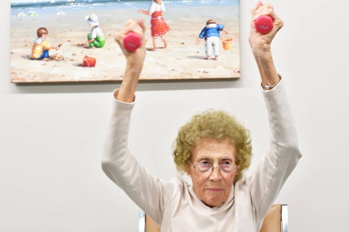 Ingrid Nelsonin johtamaa aamuvoimistelua Linda Valley Villa -yhteisössä.