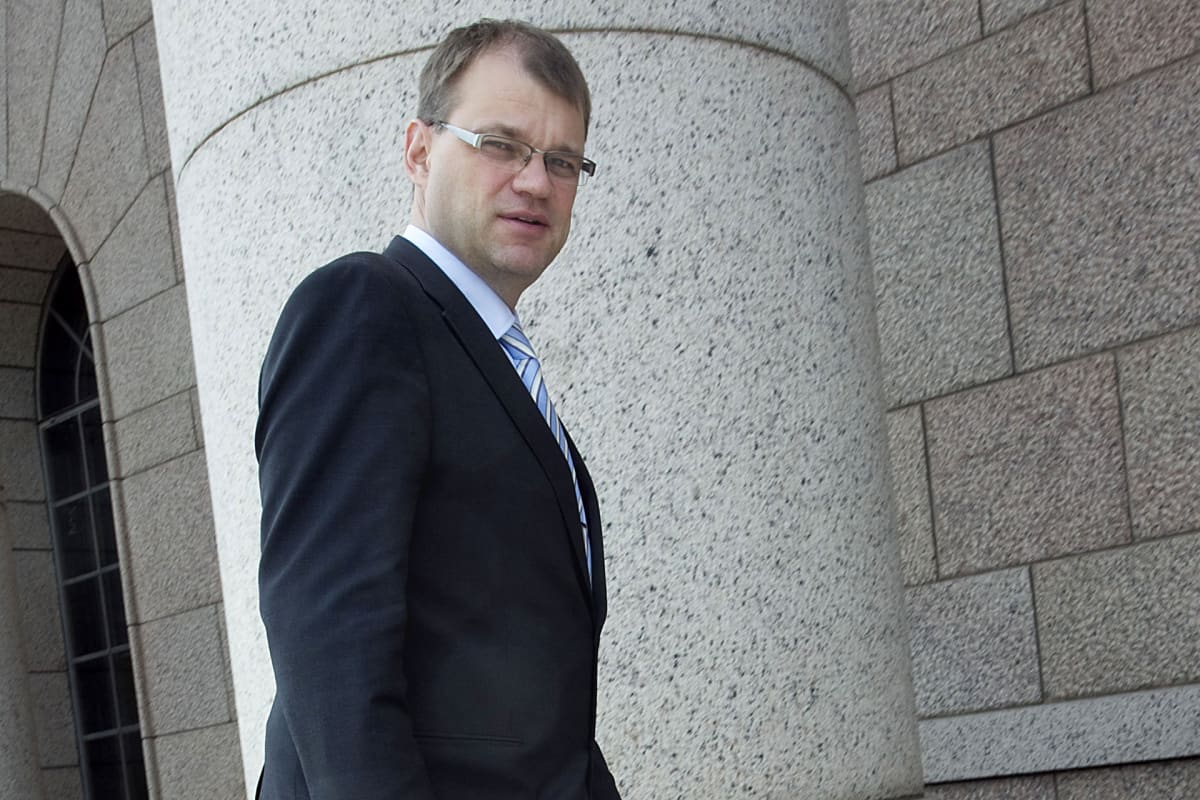 Juha Sipilä menossa uutena kansanedustajana eduskuntaan.