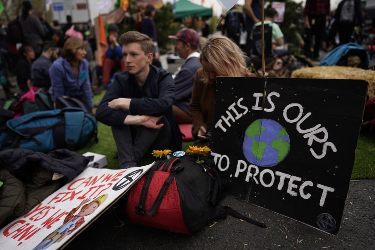 Extinction rebellion -liikkeen aktivistit vaativat Lontoossa järeämpiä toimia ilmastonmuutoksen hidastamiseksi.