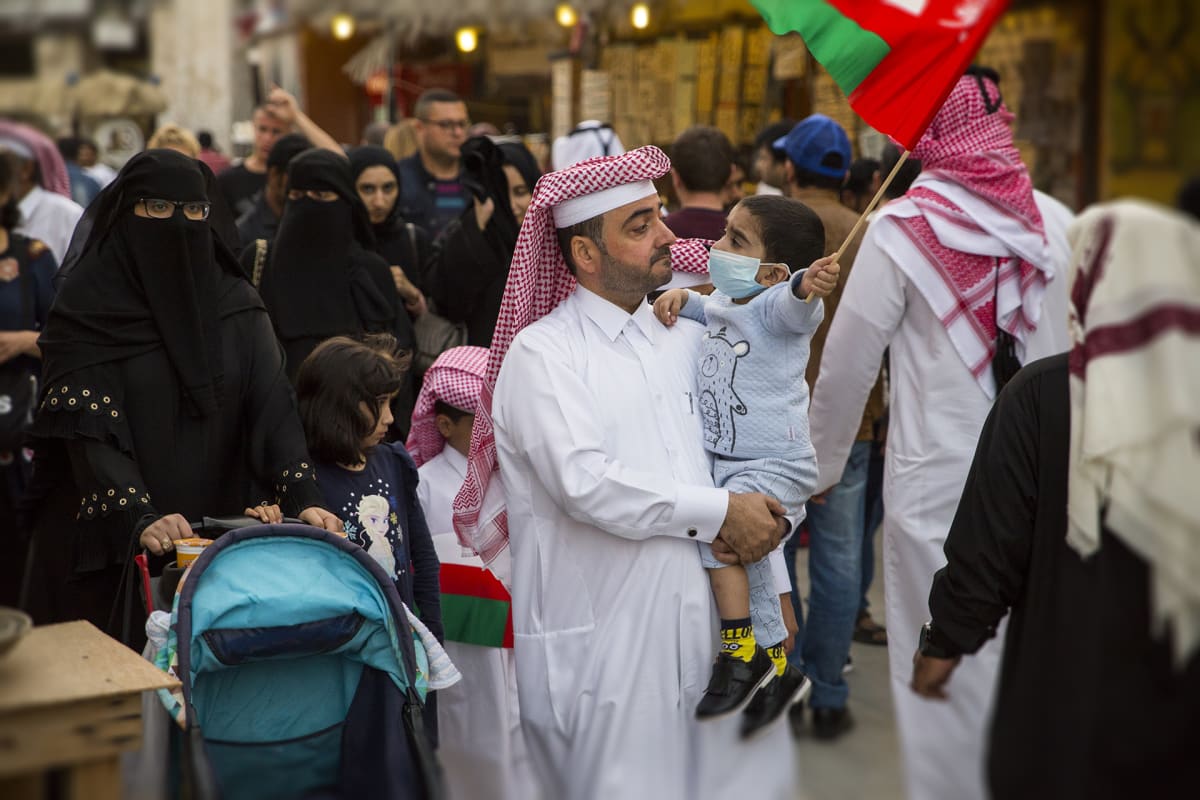 Qatarilaismiehet pukeutuvat perinteisesti valkoiseen, naiset mustaan.