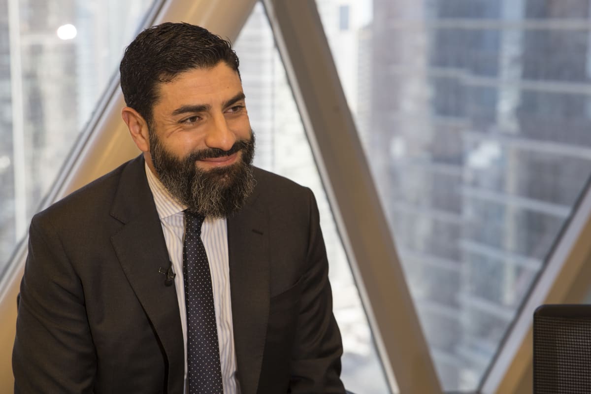 Qatarin MM-kisaorganisaation edustaja Mahmoud Qutub sanoo vastaavansa vähintään viikottain siirtotyöntekijöiden oloihin liittyviin kysymyksiin.