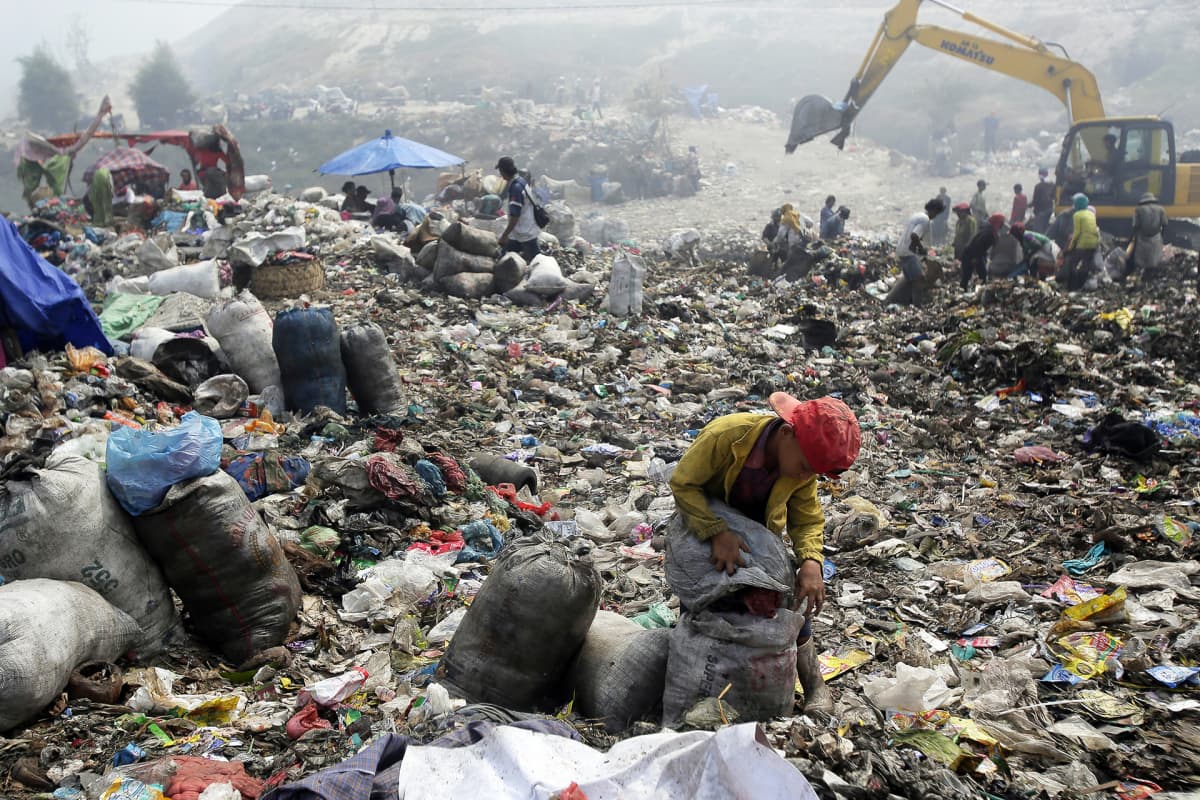 Jätteiden lajittelua kaatopaikalla Marelanissa Indonesiassa.