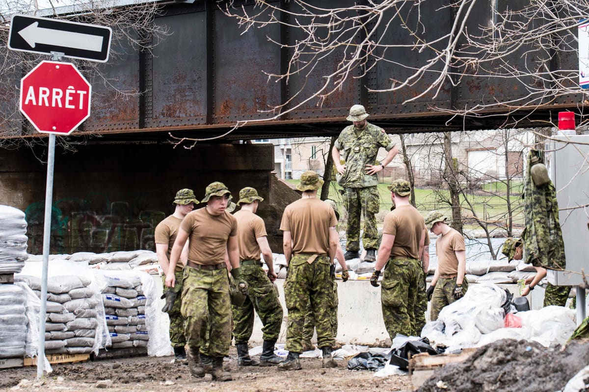 Armeija kasasi hiekkasäkkejä tulvan varalle Lavalissa, Montrealissa 21. huhtikuuta.