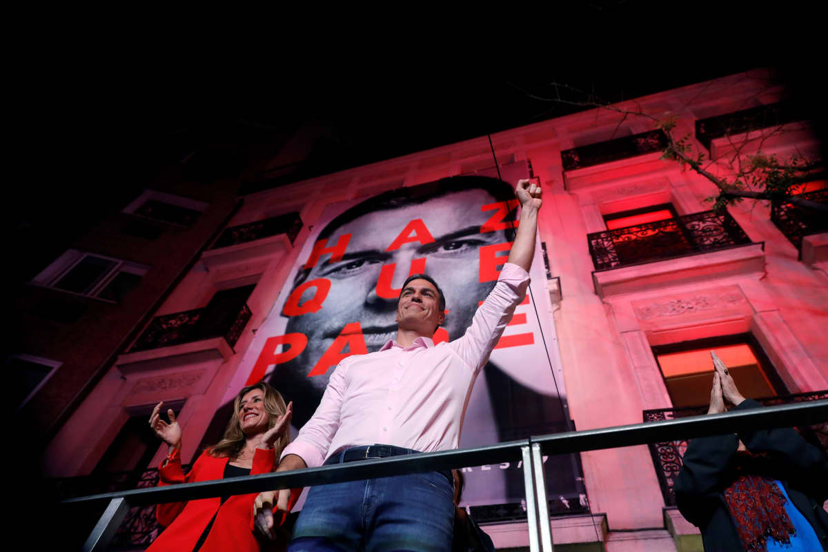 Sosialistipuolueen johtaja Pedro Sánchez juhli vaalivoittoa Madridissa sunnuntaina.