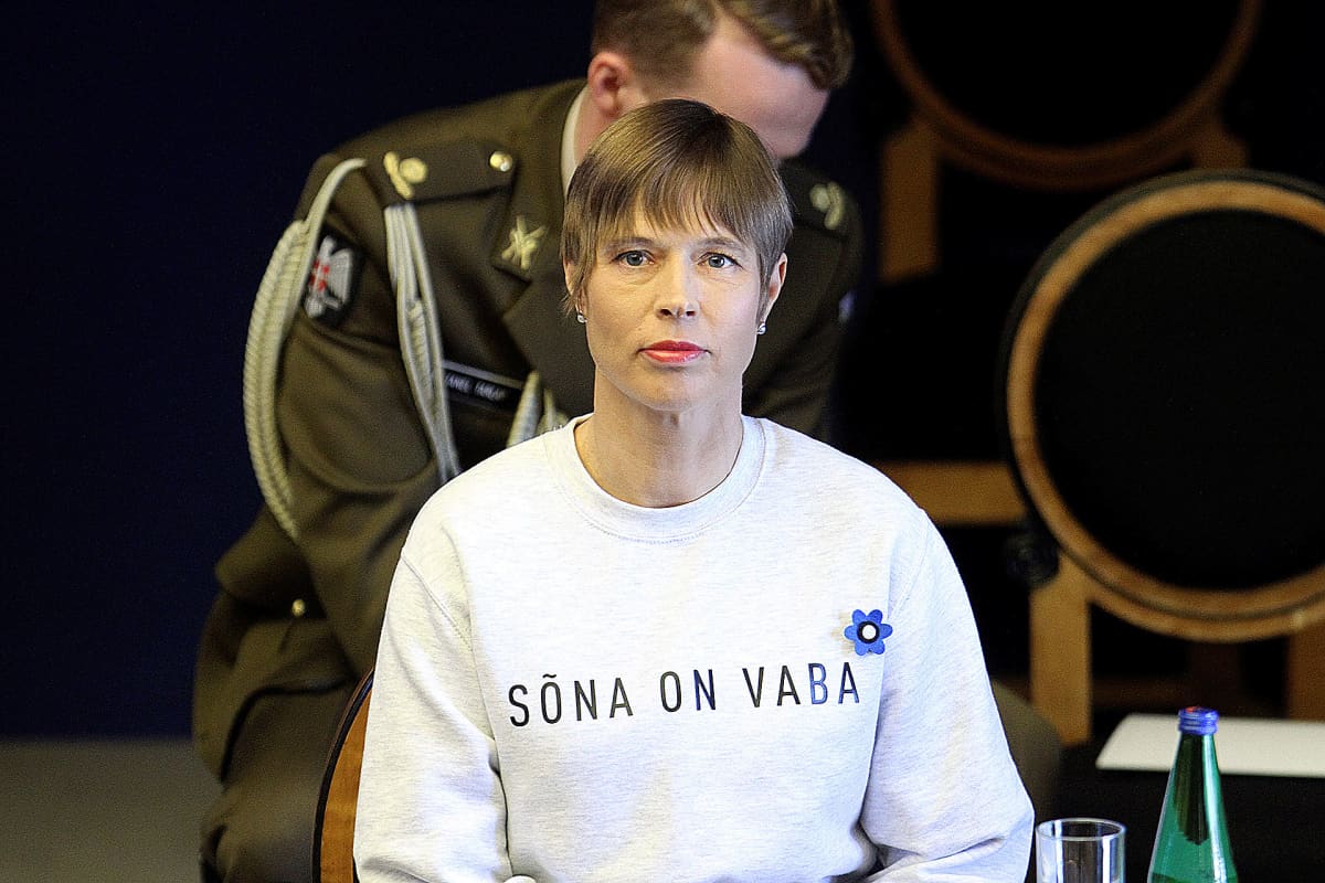 Kersti Kaljulaidilla on päällään paita jossa lukee 'Sona on vaba' , Sana on vapaa.