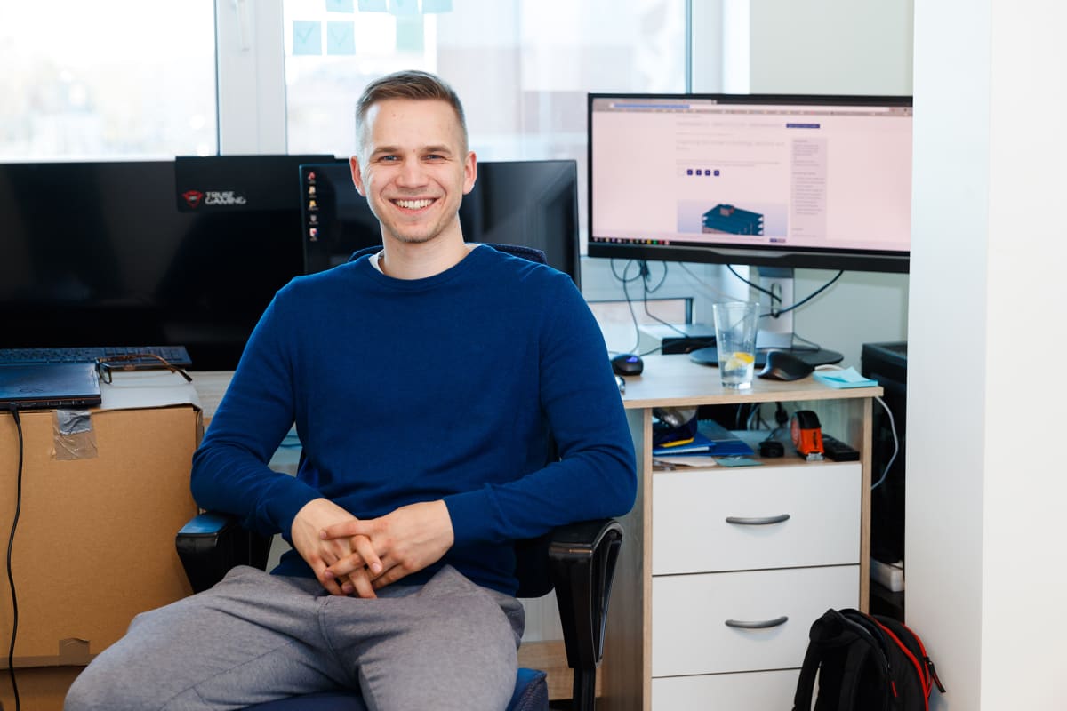 Martin Proosa teki talon entisestä parvekkeesta itselleen tietokonenurkkauksen.