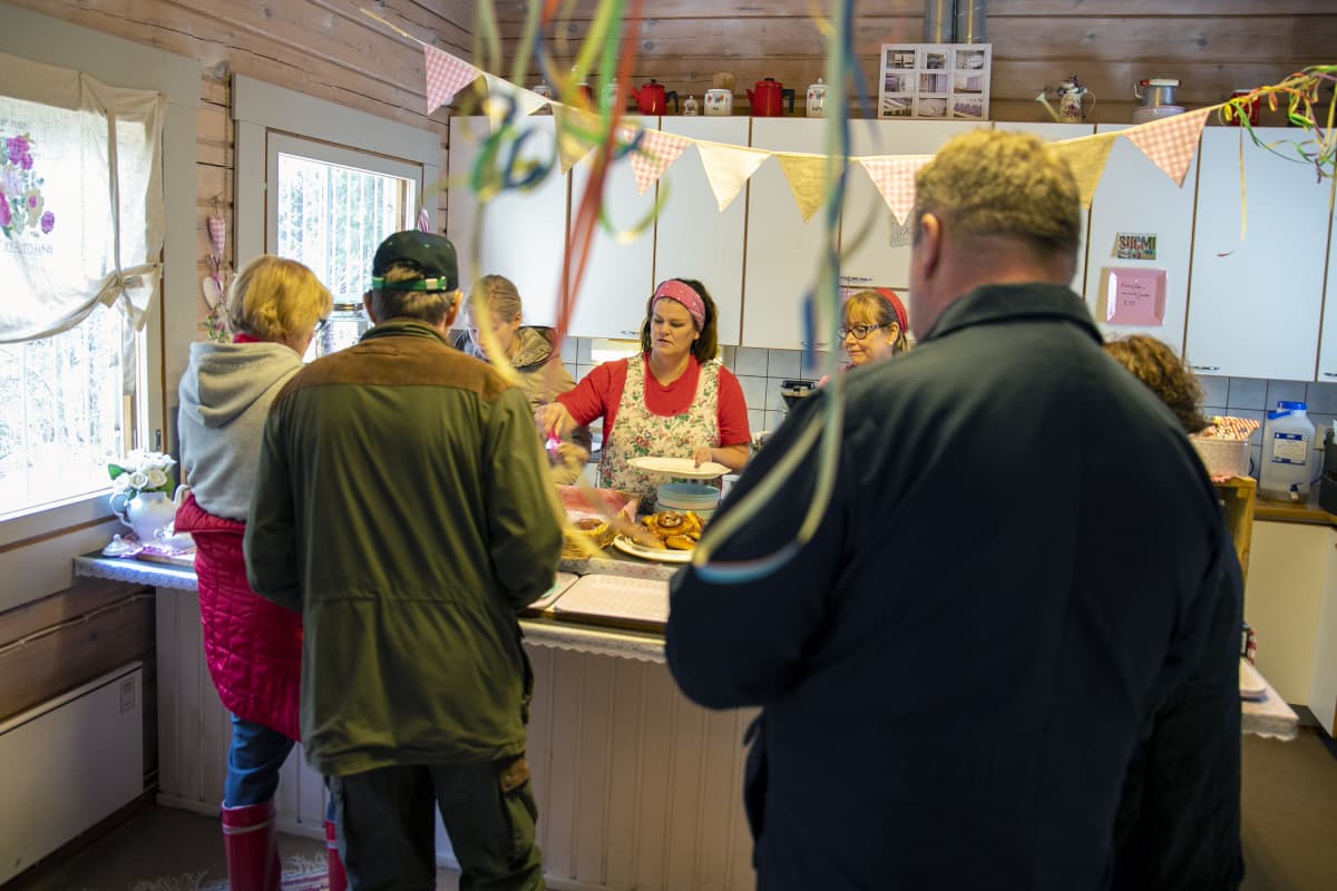 Ihmiset jonottavat Korkeakosken kahvilassa.