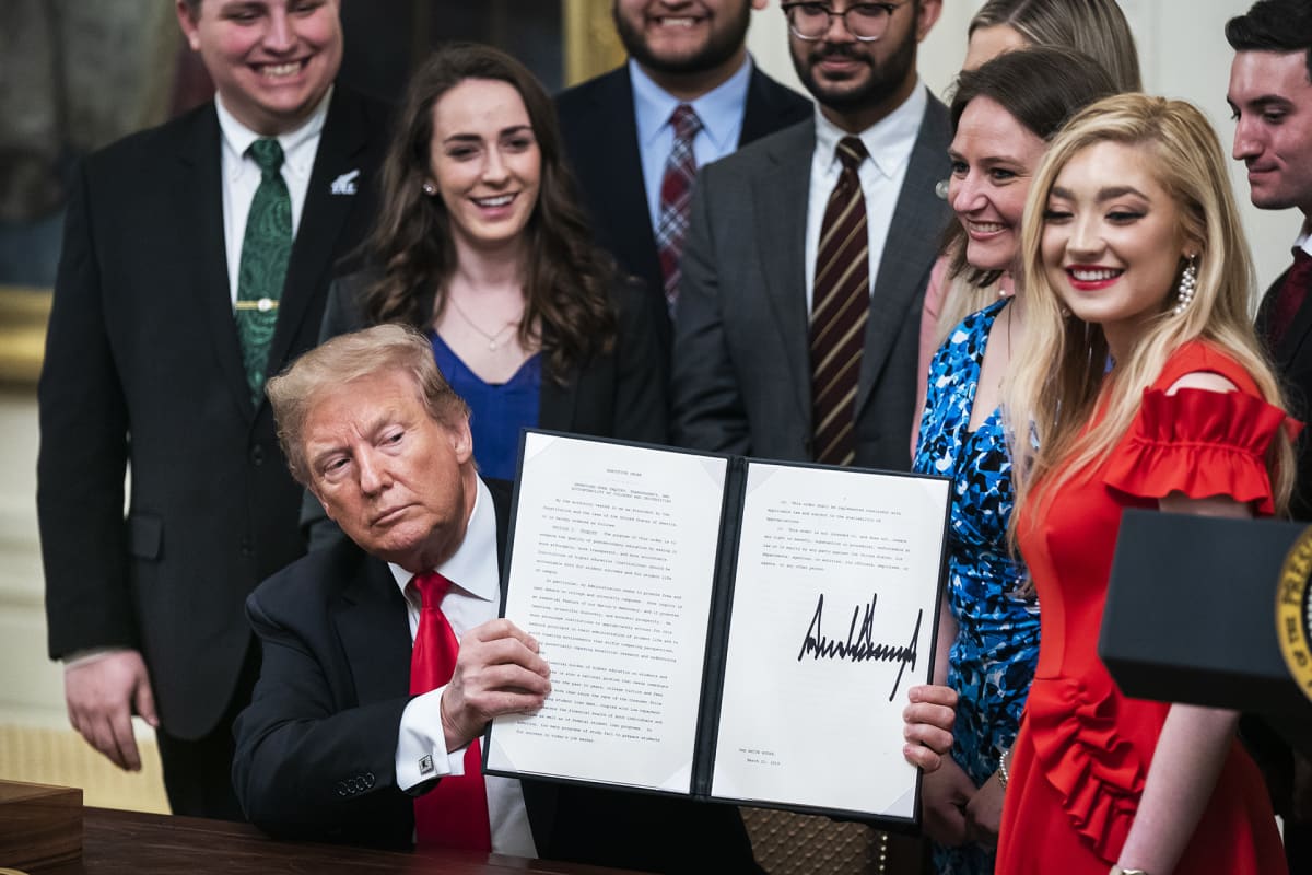 Presidentti Trump esittelee määräystä, joka uhkaa puhetilaisuuksia rajoittavia yliopistoja valtionavun menettämisellä.