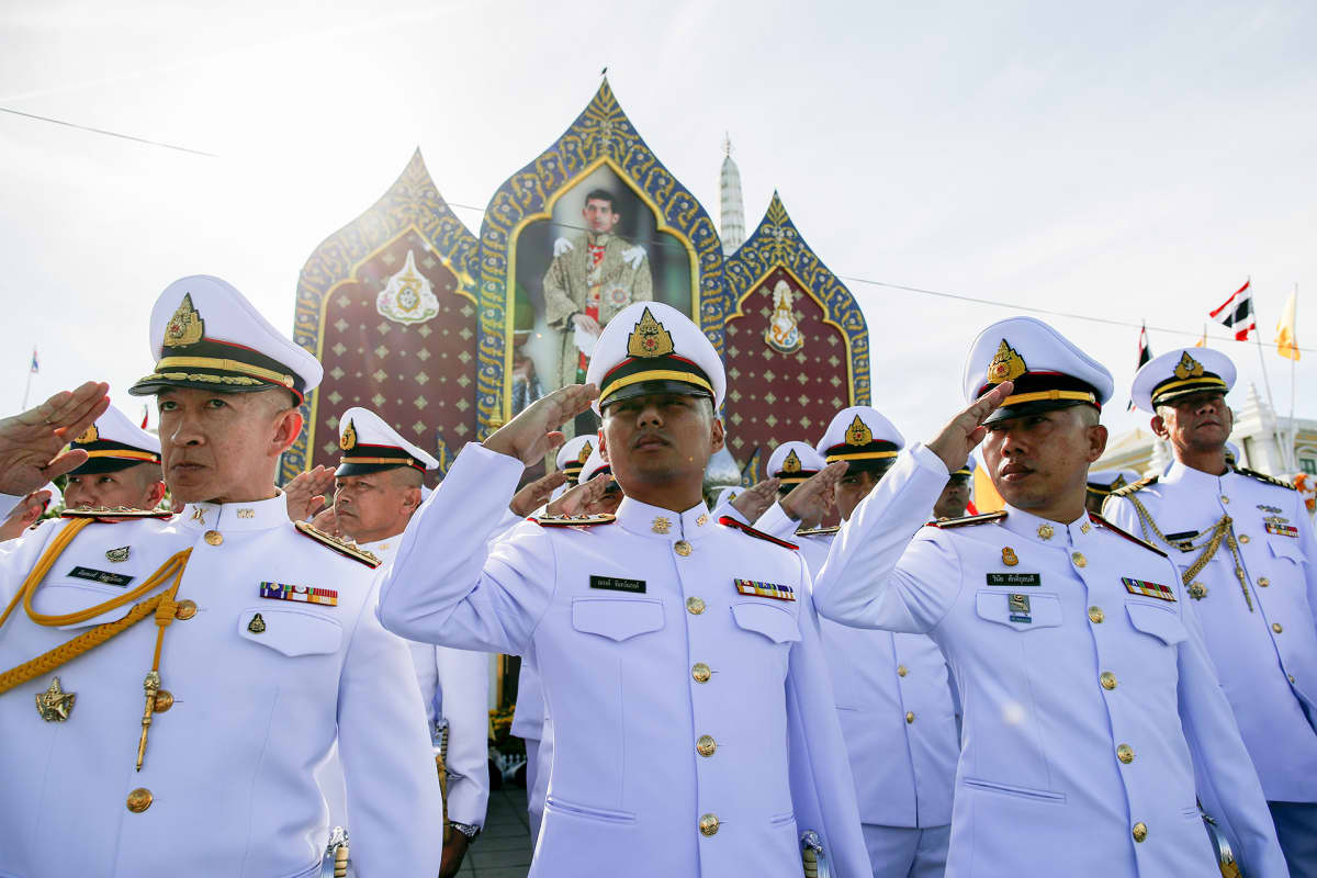 Viranomaisia kruunajaisseremoniassa Bangkokissa lauantaina.