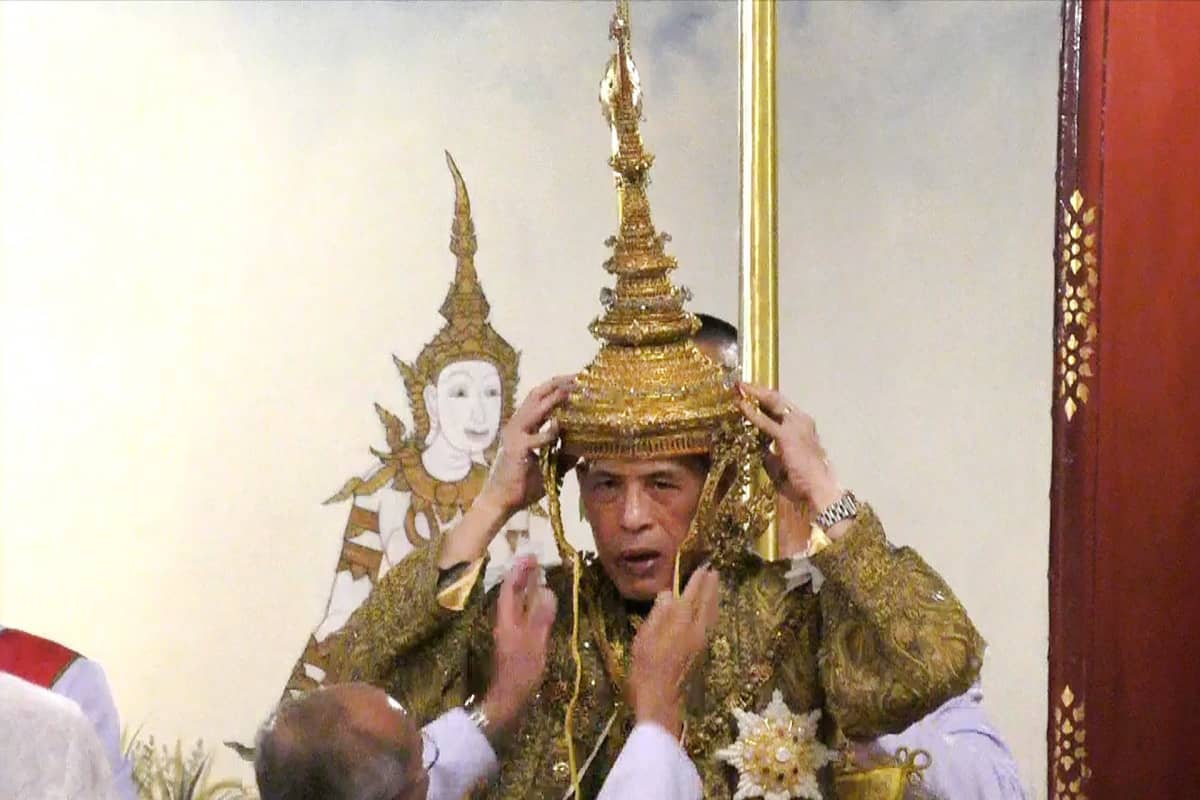 Kuningas Maha Vajiralongkorn sai yli seitsemänkiloisen kruunun päähänsä lauantaina.