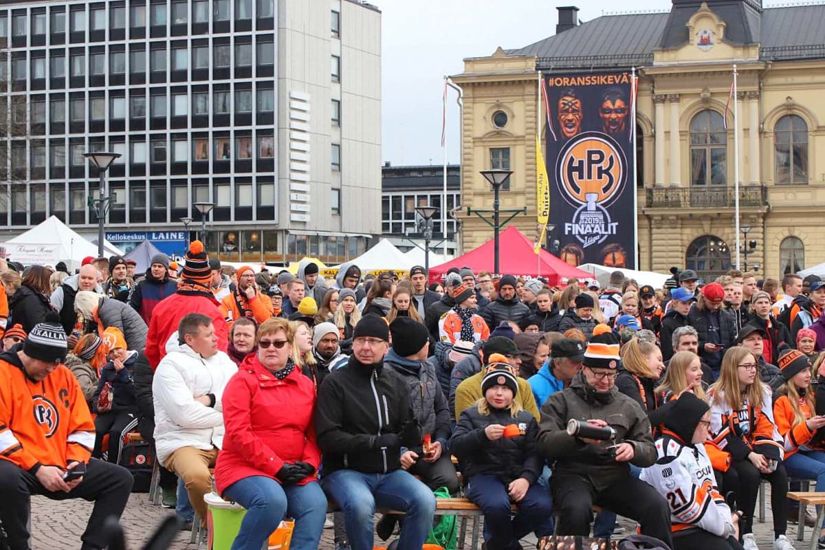 HPK:n kannattajia Hämeenlinnan torilla