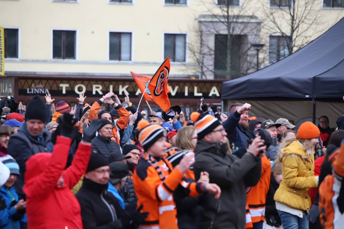 HPK:n kannattajia Hämeenlinnan torilla