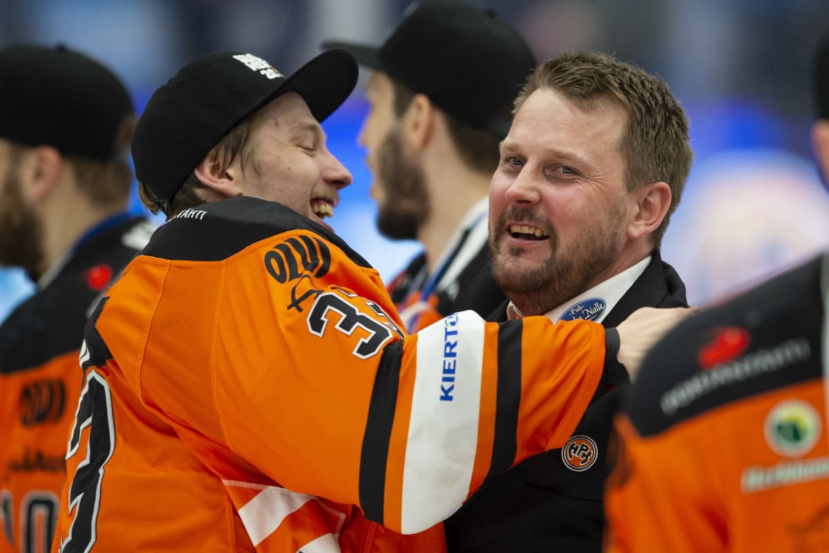 Emil Larmi halaa Antti Pennasta.