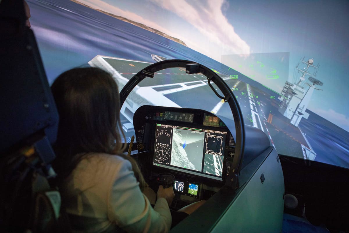 Boeing esittelee messuyleisölle hävittäjiään simulaattorin avulla.