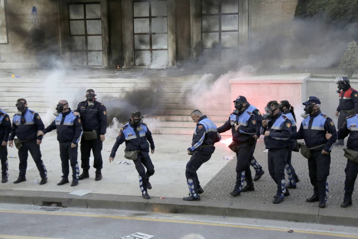 Mielenosittajat ottivat yhteen poliisin kanssa, kun he yrittivät päästä hallintorakennukseen protestin aikana Tiranassa.