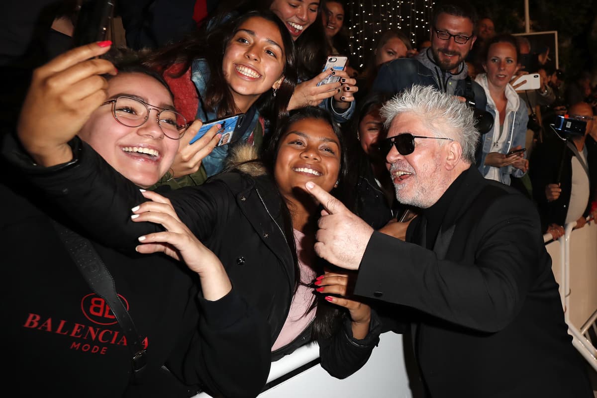 Pedro Almodovar poseeraa faniensa kanssa poistuessaan Pain and Glory -elokuvan näytöksestä 17. toukokuuta.