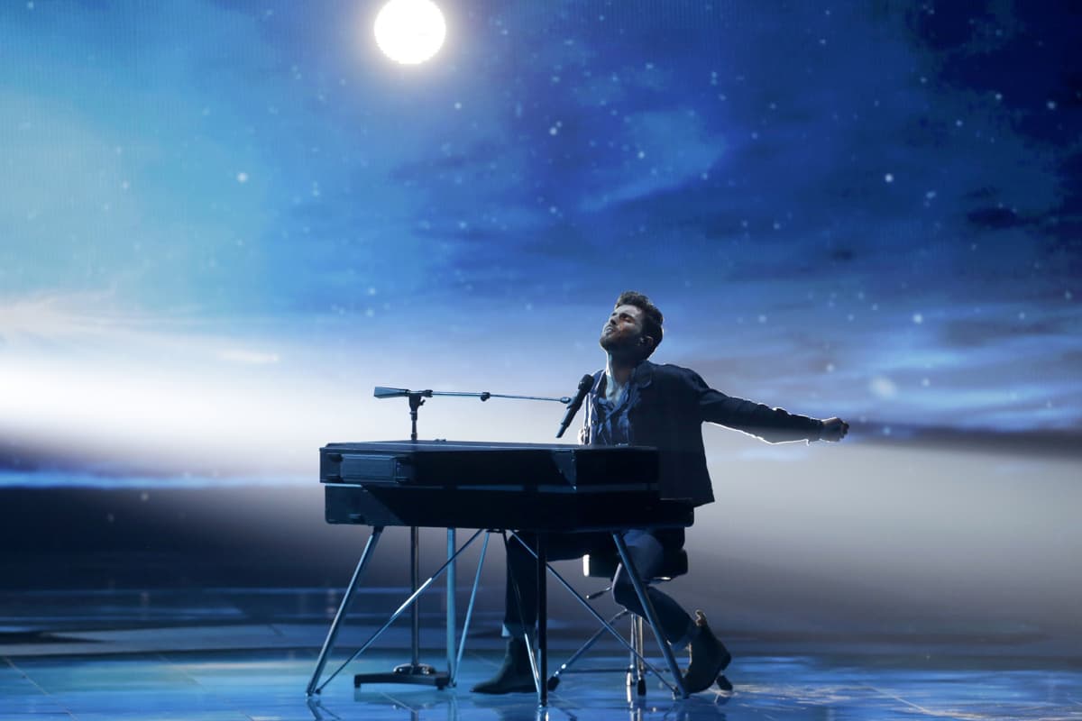 Duncan Laurence esiintyy viisulavalla.
