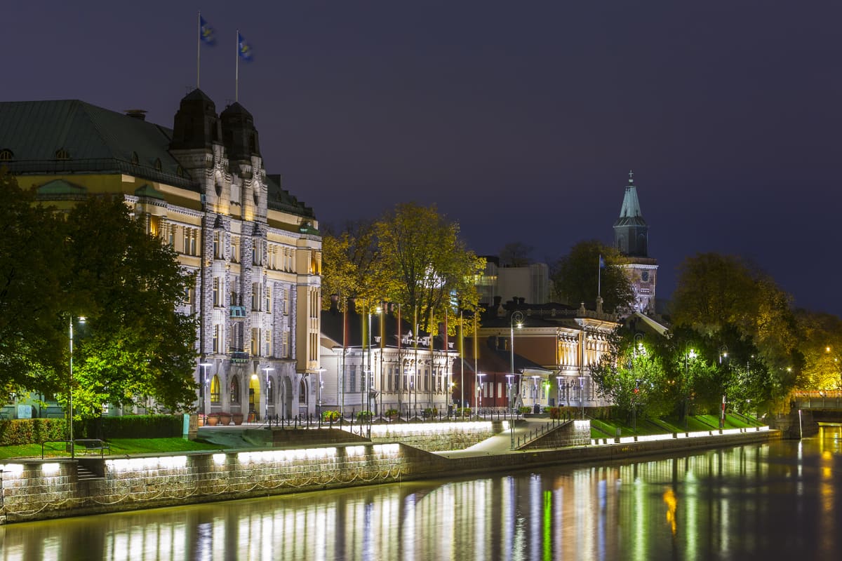 Turun Aurajoki kauniina syysiltana.