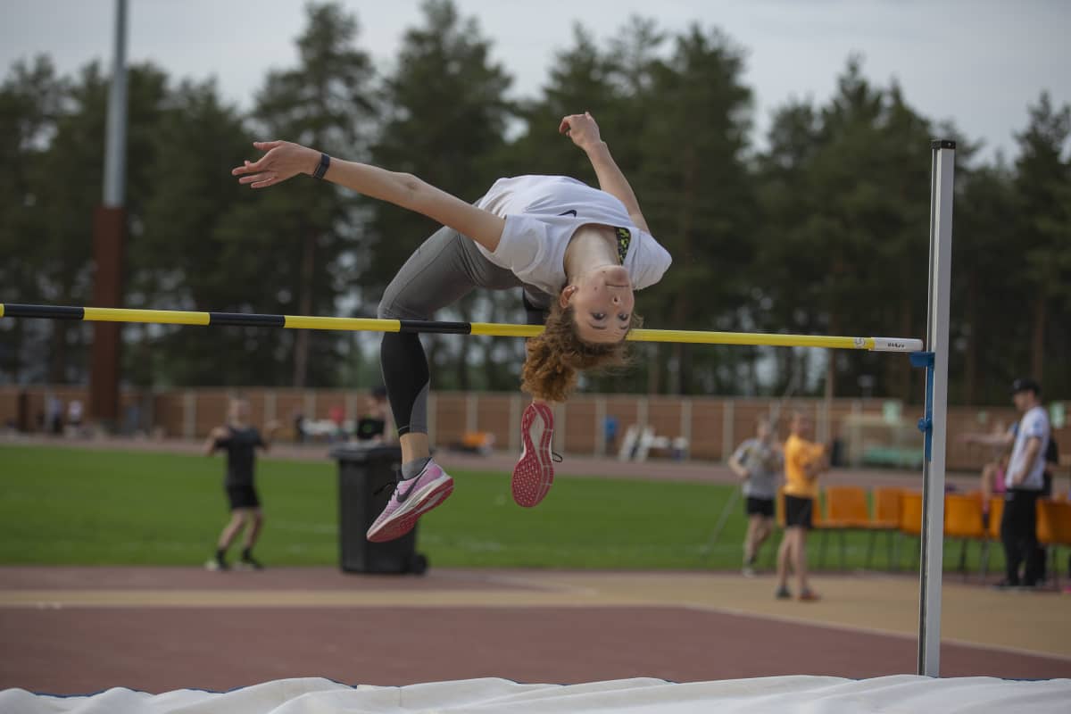 Ella Junnila harjoittelee Harjun Stadionilla 2019
