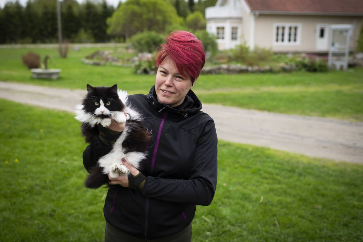 Pia Sillanpää kissa sylissään.