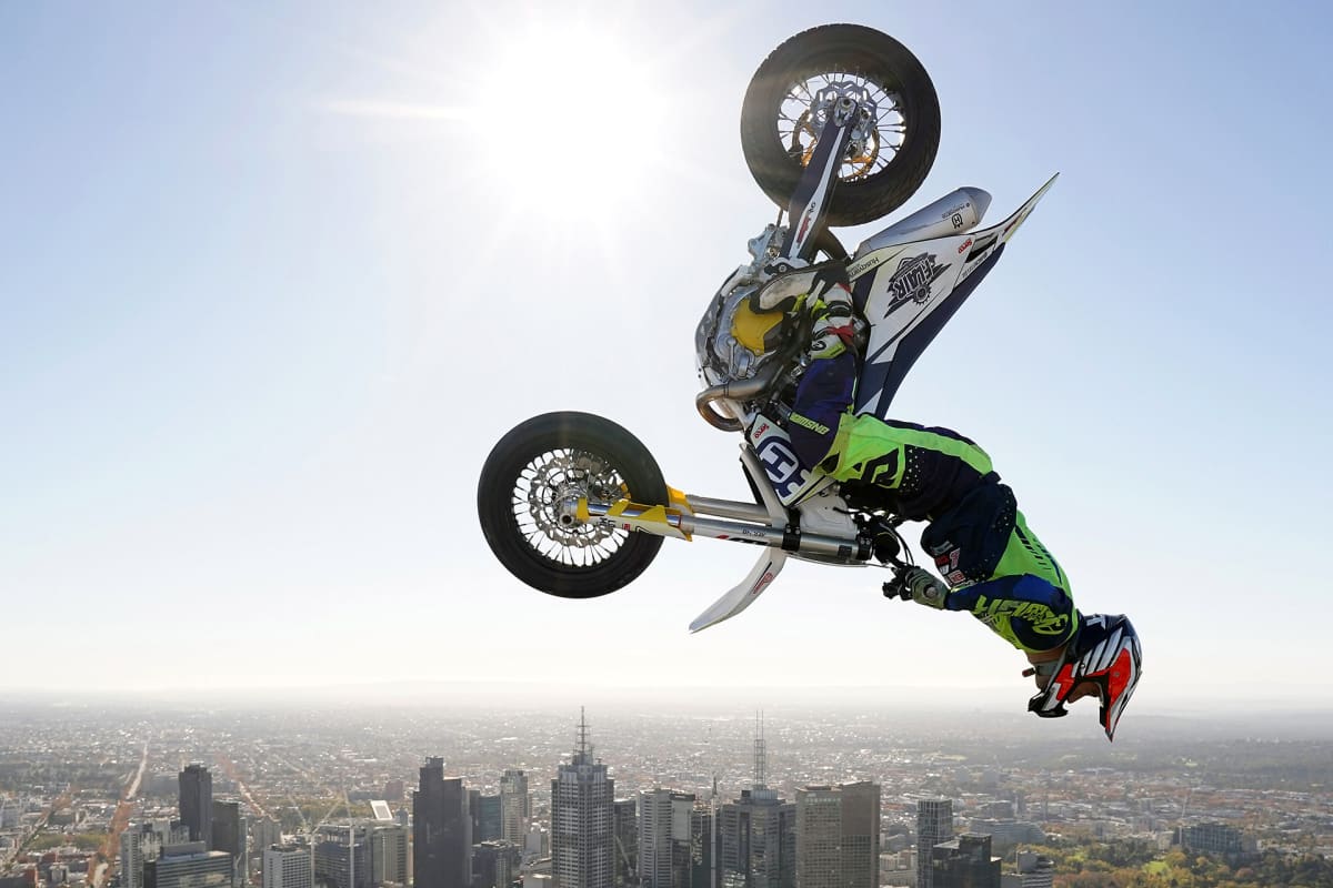 Freestyle trialisti Jack Field teki backflipin maailmanennätyksen Eureka Towerin huipulta Melbournessa 22. toukokuuta.
