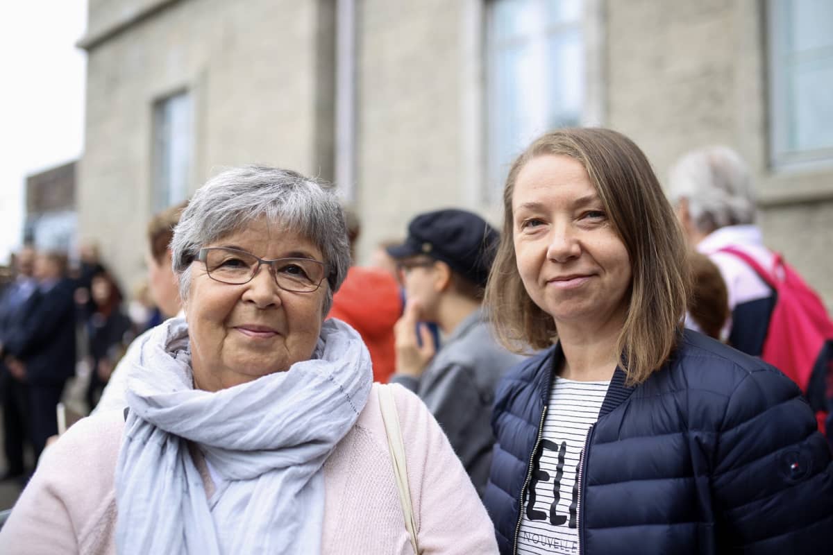 Pirjo Rouhemaa (vas.) ja Nina Hellman Funikulaarilla.
