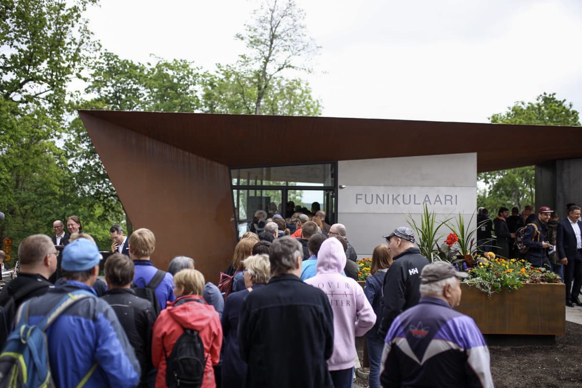 Funikulaarin lähtöasemalle kerääntyi paljon kaupunkilaisia rinnehissin avajaispäivänä.