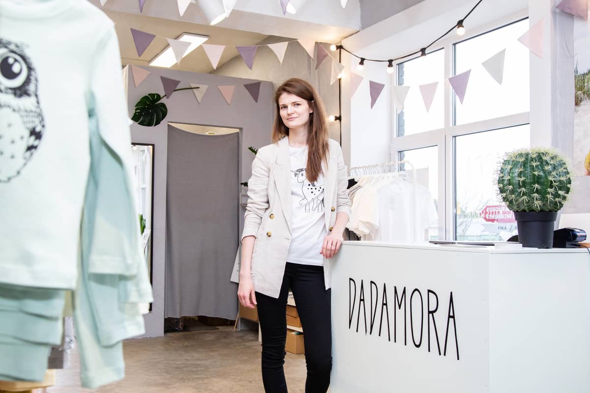 Dadamora-lastenvaateliikkeen perustaja, designer Mariliis Kenkmaa kuulee työssään päivittäin suomea.
