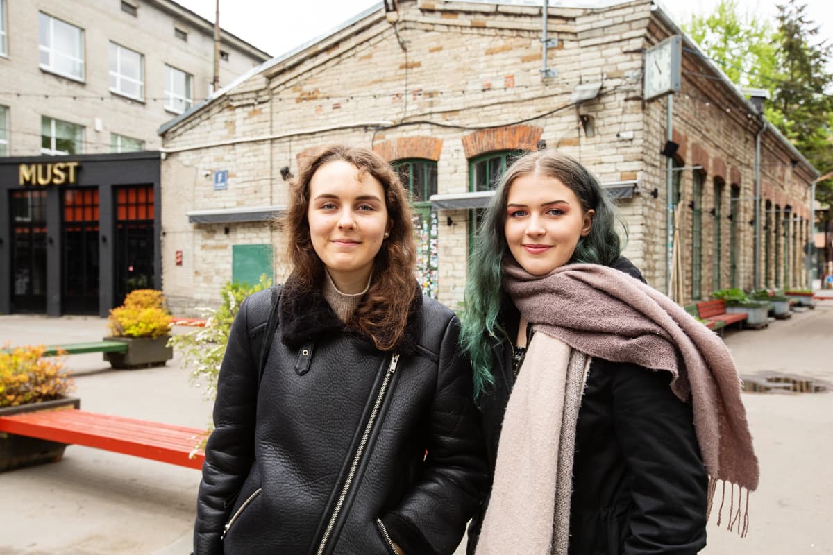 Ann-Katriin Kelder (oik.) ja Elin Kenzie Kornav viihtyvät Telliskivessä, vaikka paikka onkin heidän mukaansa valtavirtaistunut.